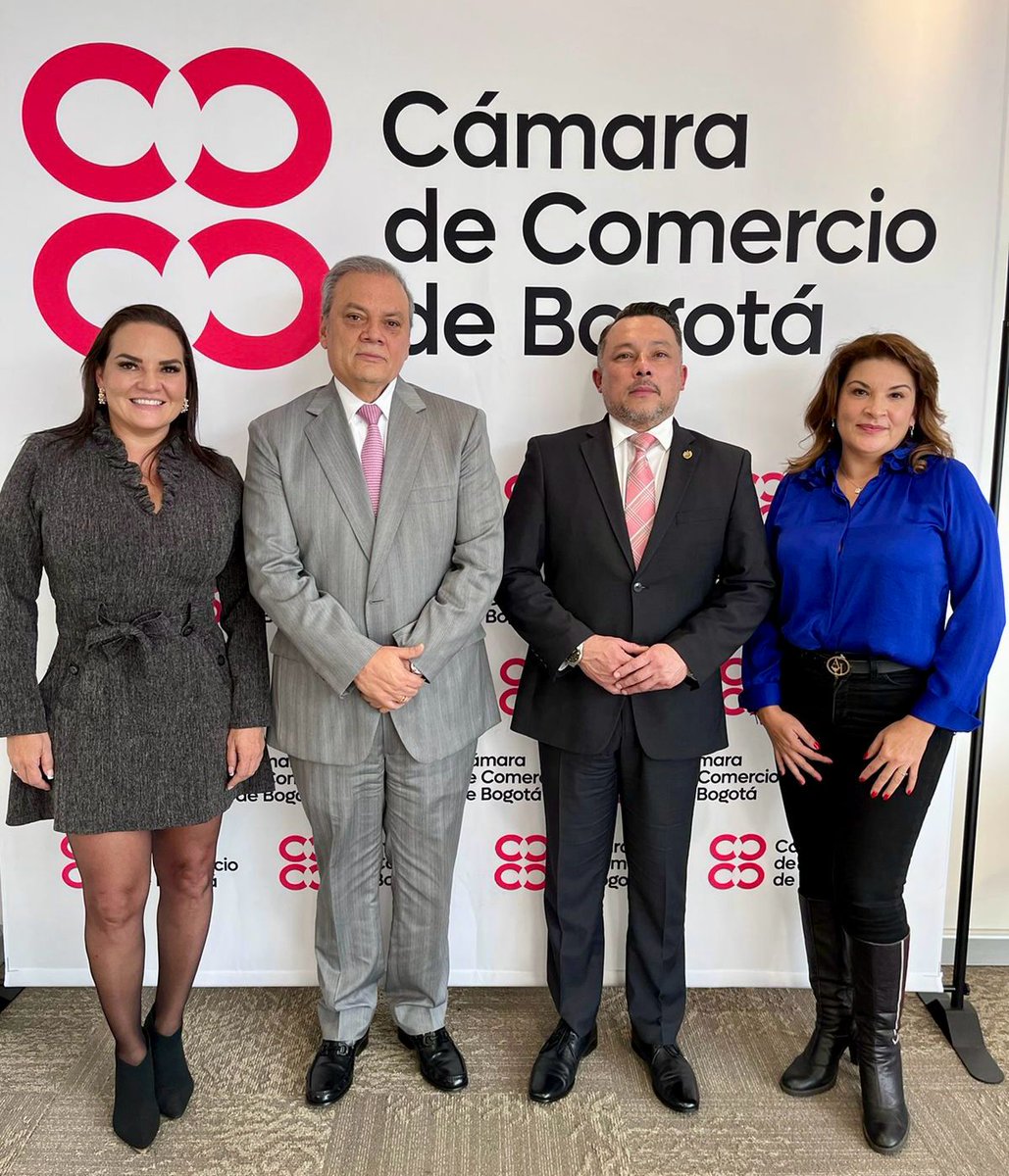 Ovidio_Claros_'s tweet photo. Hoy tuvimos un importante encuentro con  los cuerpos diplomáticos de Colombia y El Salvador. 🇨🇴🤝🇸🇻

Acordamos trabajar en varios frentes para mejorar las relaciones de nuestros países: 

1.Realizaremos misiones comerciales en doble vía, lo cual abrirá nuevas puertas para nuestras empresas y emprendedores, promoviendo así el crecimiento económico y la generación de empleo en ambos países.
2.Estableceremos una alianza estratégica en temas de arbitraje, lo que contribuirá a fortalecer la seguridad jurídica y la confianza de los inversionistas en ambas jurisdicciones. 
3.Promoveremos la creación de mesas de evaluación para crear acciones de intercambio en pro de la @uempresarial

Este hito consolida un trabajo trascendental hacia el fortalecimiento de los lazos comerciales y diplomáticos entre ambas naciones. ¡Seguimos adelante!