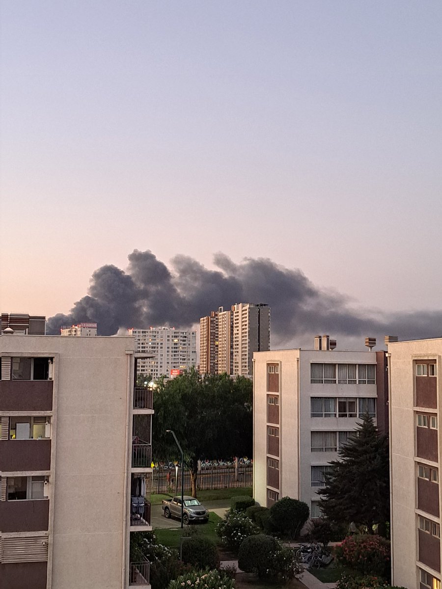 Encriptadx's tweet image. Cerca de Av el Rosal con Americo Vespucio se ve gran cantidad de humo negro, porfavor avisar que se esta incendiando y tomar medidas 🙏🏻🙏🏻 @TomasVodanovic