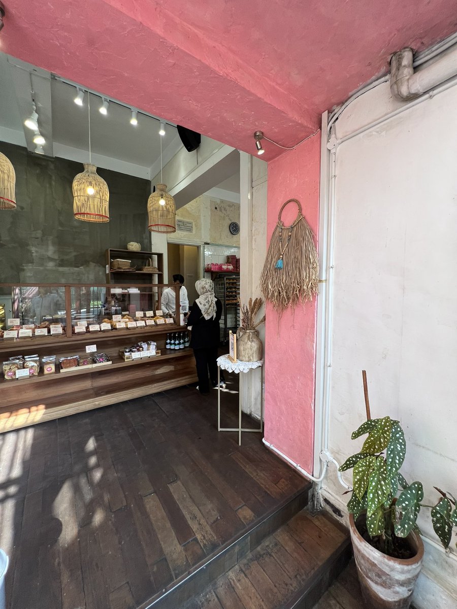 efenerr's tweet photo. tempat sarapan paling romantis di Malang

perpaduan yang intim antara pastry yang manis &amp; kopi yang asam-pahit, pembuka pagi yang mesra

croissant yang renyah di luar super lembut di dalam

layak mendapat 5/5

Retawu Deli

https://t.co/yfvCImioeu https://t.co/Cwfi0LpGXb