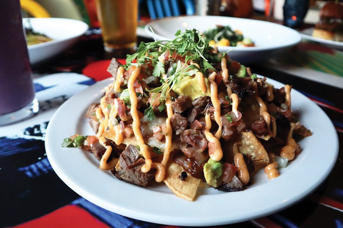 LagunaBeachMag's tweet image. Feel like you’re turning back time in the new 1970s-inspired Herb's Place at Skyloft: lagunabeachmagazine.com/herbs-place/ | Photo by Samantha Wharton @SkyloftOC #lagunabeach #skyloft #skyloftoc #herbsplace #throwback #vintage #bbq #brisket #nachos #brisketnachos #burger #orangecounty #oc