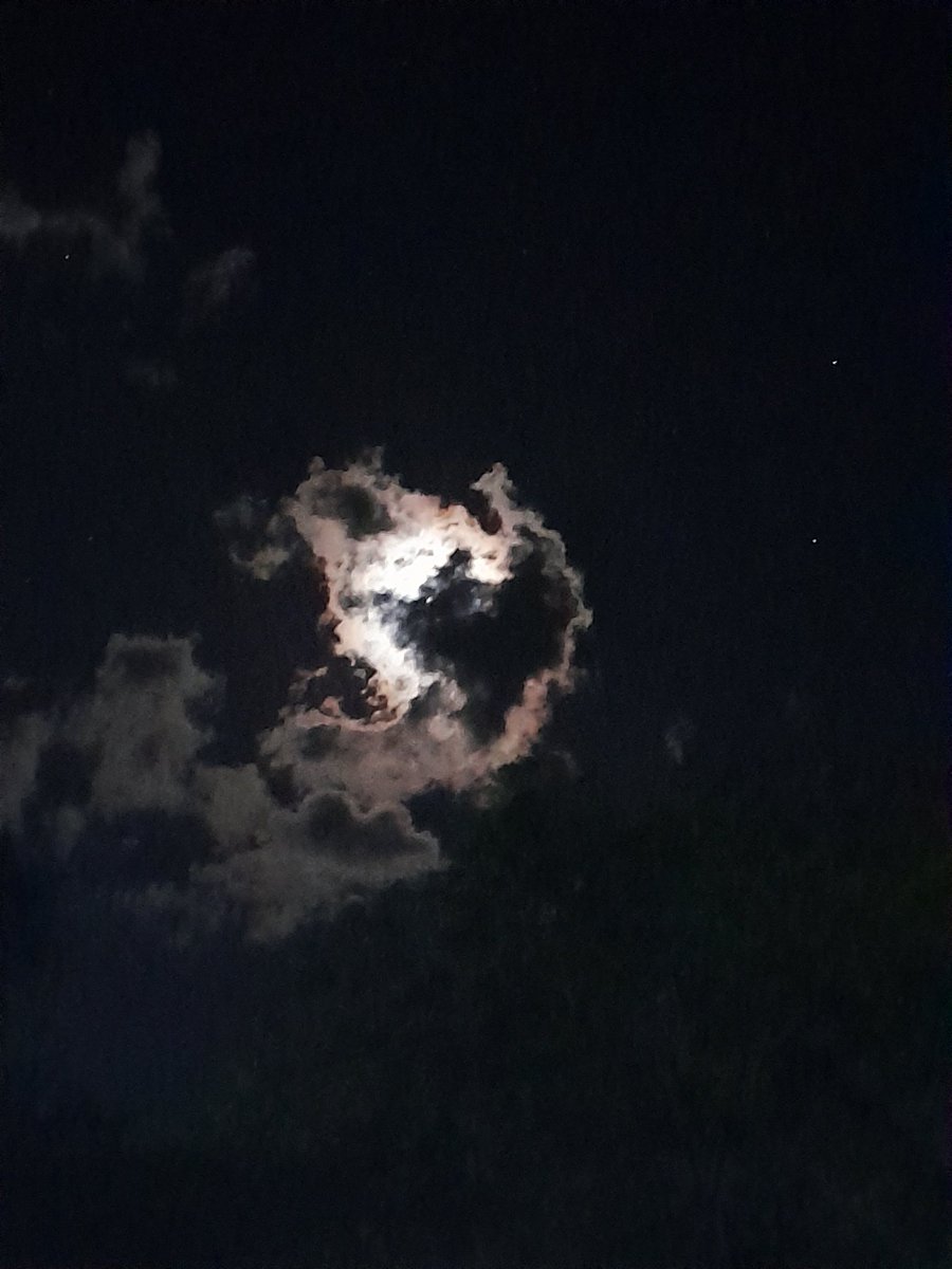 Una nube con forma de corazón y la luna iluminandola🤍