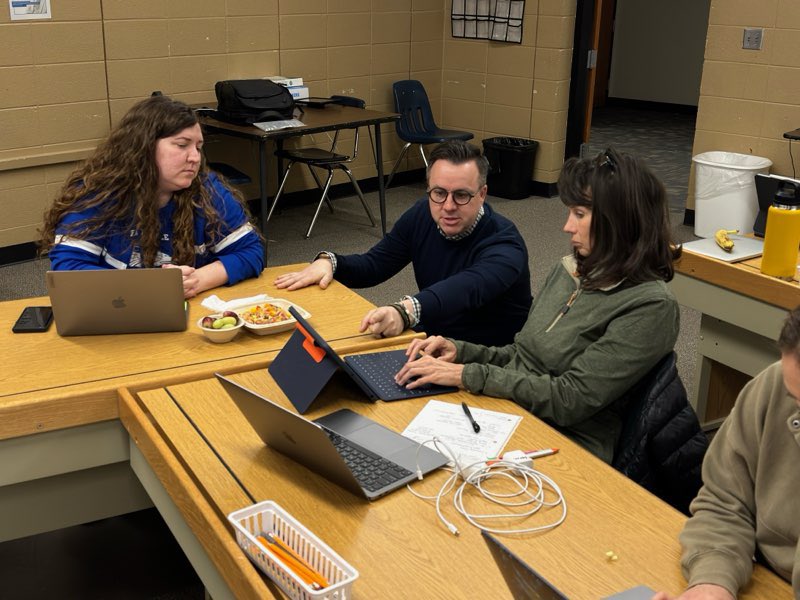 hiebert_amy's tweet photo. It was a great day yesterday with @kylepace &amp; @StatsMonkey in the 440! Our staff learned more about the iPad as an educational tool and explored some new apps. There was an Apple buzz throughout the district today! https://t.co/Y54kRgueVu