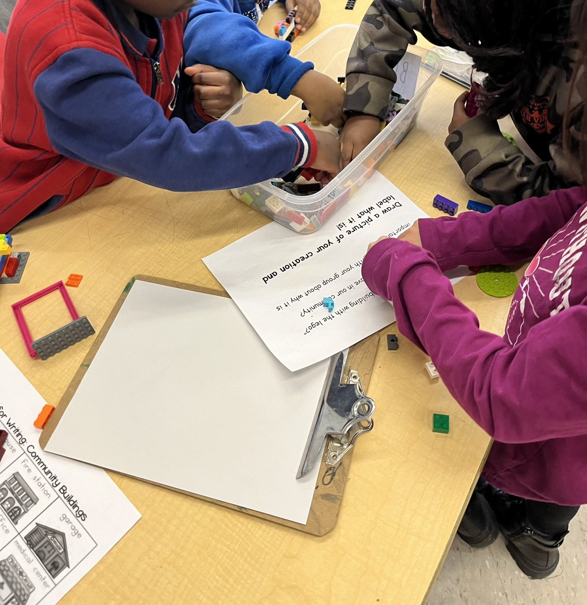 Building/creating/collaborating

-looking at bridges, towers and important buildings in our community! 

Steam projects !