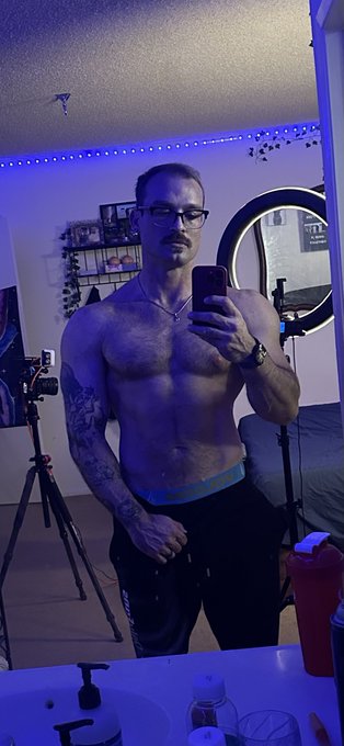 Live streaming on Chaturbate in an hour 8pm EST https://t.co/gnv6eBKcGv