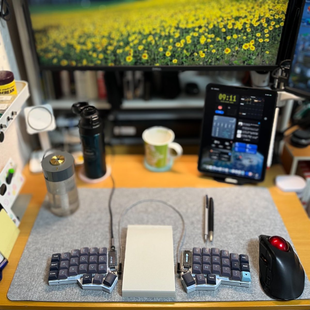 us_key51's tweet photo. 今日は #CorneCherryV3 とトラックボール🖲️
急な気温の変化もあり家族が体調崩し気味🥲自分も気を付けつつ、仕事はささっと片付けて家事などこなせるように動きます💨
#自作キーボード #CorneCherry #デスク周り #狭デスク https://t.co/5guRXjglp4
