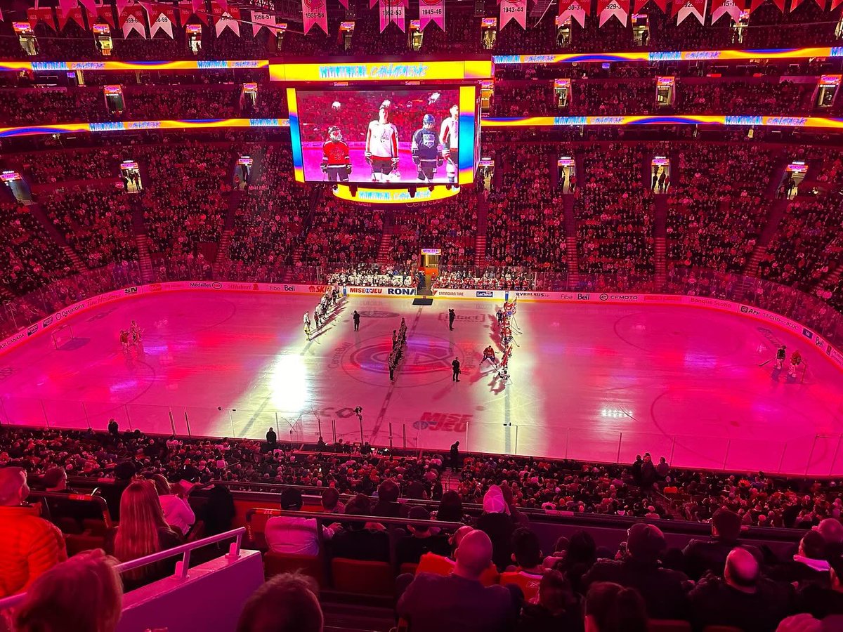 Merci aux @CanadiensMTL pour l’organisation de cette soirée de célébration du hockey! Des jeunes de plusieurs associations de hockey mineur ont pu sauter sur la glace du Centre Bell aux côtés des joueurs du CH. De très beaux échanges sur le développement du sport au Québec!