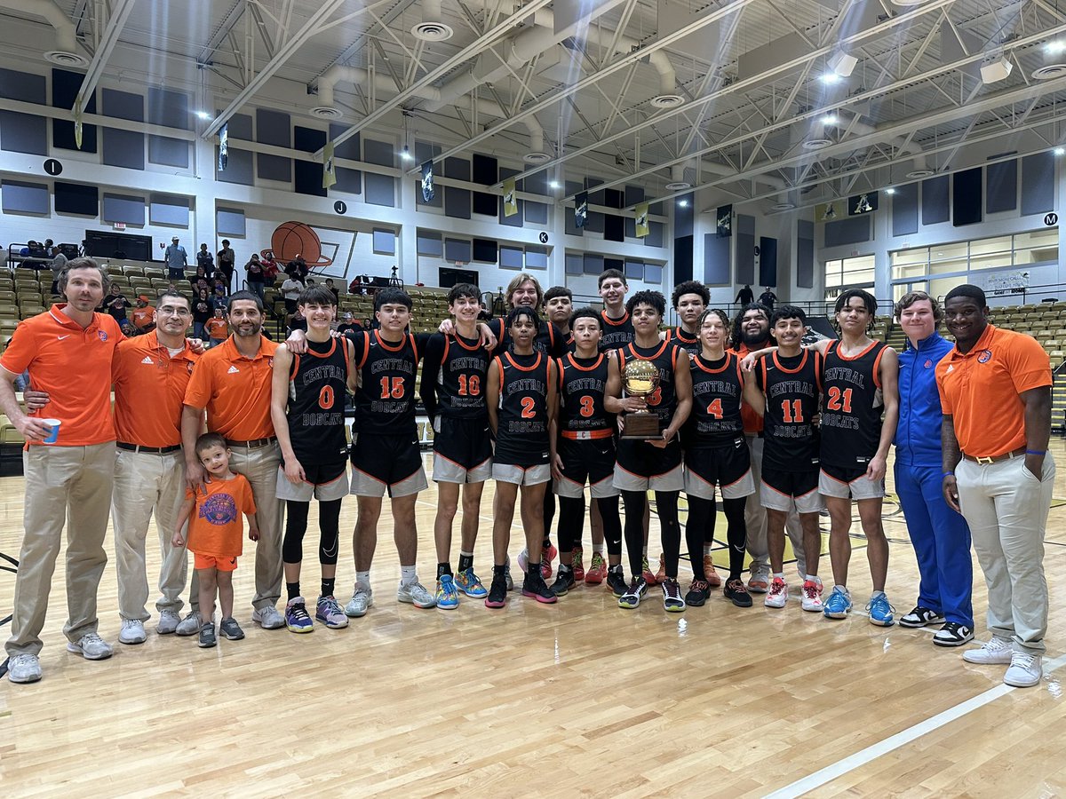 BOBCATS WIN!!! The @sacentralhoops are your 2023-24 Bi-District Champions after a 73-65 win over El Paso Franklin. Stay tuned for highlights and interviews from the Bobcats only on @SanAngeloLIVE .com