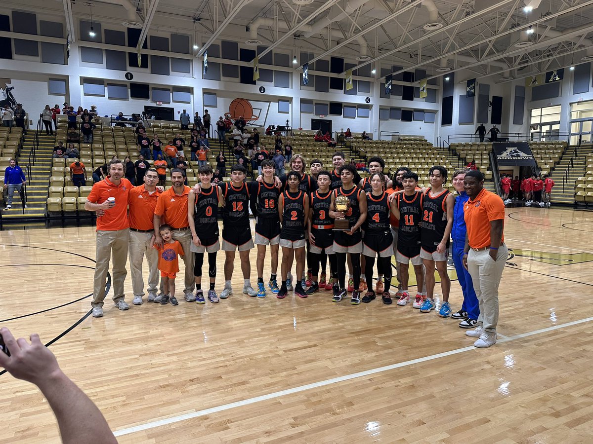 We greatly appreciate @sacentralhoops via @SAISD_Athletics for allowing @AndrewsMustangs to host the Bi-District playoff vs Franklin! It’s the Bobcats 1st playoff win since 2012! Congratulations! @hoopinsider @Tabchoops @THSCAcoaches @qmartinez @hardwoodtexas @DCTBasketball