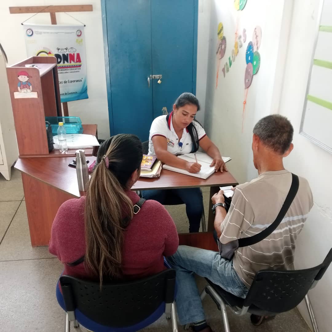 Atención de usuarios por parte de la Defensora Karina Ramírez, en la oficina de la Defensoría Educativa. CDCE-JUNIN. <a href="/_LaAvanzadora/">Yelitze Santaella</a> <a href="/Berzabethg1/">Berzabethgandicaoficial</a> <a href="/CDCETachira/">CDCE Táchira</a> <a href="/codennat/">codennat</a> <a href="/cn_educ/">CNDefensorías Educativas MPPE</a> <a href="/SaludEscolar2/">Salud Escolar</a> <a href="/COMUNIDADESED15/">DIV. COMUNIDADES EDUCATIVAS TÁCHIRA</a>