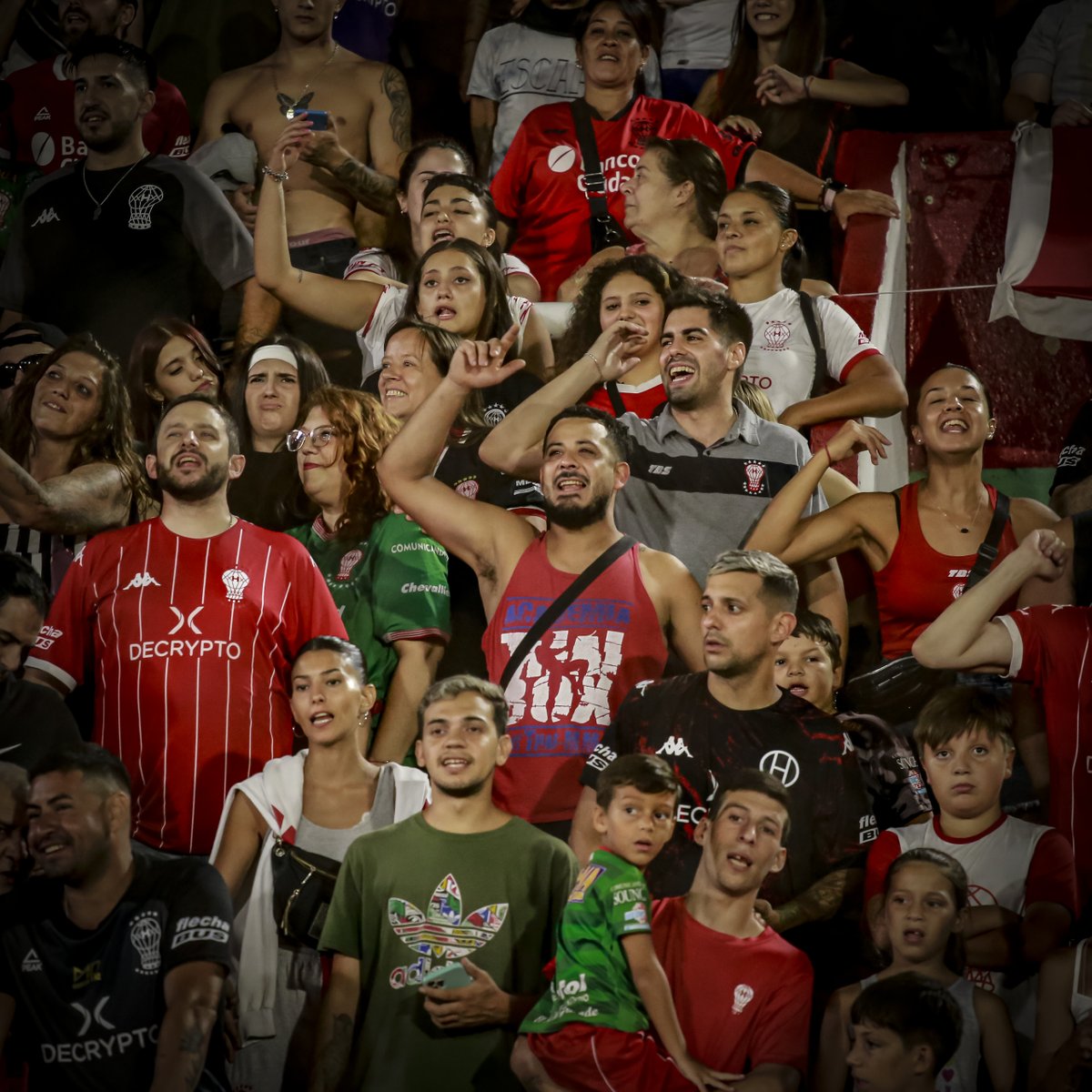 CAHuracan's tweet photo. Venta de entradas ante San Lorenzo 📣

👉🏻 Los Socios que quieran comprar su ticket para la Platea Masantonio Alta o Baja (ex Alcorta) lo podrán hacer desde este momento vía online a través de SEDELAB o bien de manera presencial en la Sede Social a partir de este viernes 23 de febrero.

Si sos Socio, entrá acá y obtené tu entrada sin moverte de tu casa: https://t.co/W67cSOPaIz

Venta para invitados socios: https://t.co/3WA51i8SLf

Por otro lado, se comunica que al mismo tiempo habrá venta presencial en la Oficina de Socios de la Sede Social (Avenida Caseros 3159):

Viernes de 12 a 20
Sábado de 10 a 16:30

SECTORES Y VALORES 👇🏻

• La Popular Bonavena será ÚNICAMENTE para Socios/as que tengan -como mínimo- la cuota de enero 2024 paga

• Popular Stábile
Socios/as: no pagan el ingreso a este sector (siempre que tengan la cuota de enero 2024 paga)
Invitados socios: $ 8.000.
Jubilados y Damas: $ 4.000.
Menores de 12 años: $ 2.000.

• Platea Masantonio ALTA (ex Alcorta)
Socios/as: $ 8.000.
Invitado de Socios/as: $ 15.000.

• Platea Masantonio BAJA
Socios/as: $ 12.000.
Socios Protectores y Vitalicios Protectores: sin cargo.

#VamosGlobo 🎈
#HuracánYNadaMás