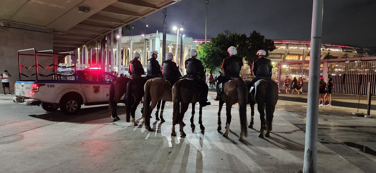 PMERJ's tweet photo. Policiais da #Cavalaria da #PMERJ estão posicionados em pontos estratégicos no entorno do estádio do Maracanã, na Zona Norte do Rio, proporcionando mais segurança para todos os torcedores que foram assistir a grande partida pelo Campeonato Carioca entre Flamengo e Boa Vista. https://t.co/LO9MrrNTJK
