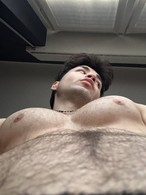 1 pic. woke up to my boobs being massive today https://t.co/34LuvjZp22