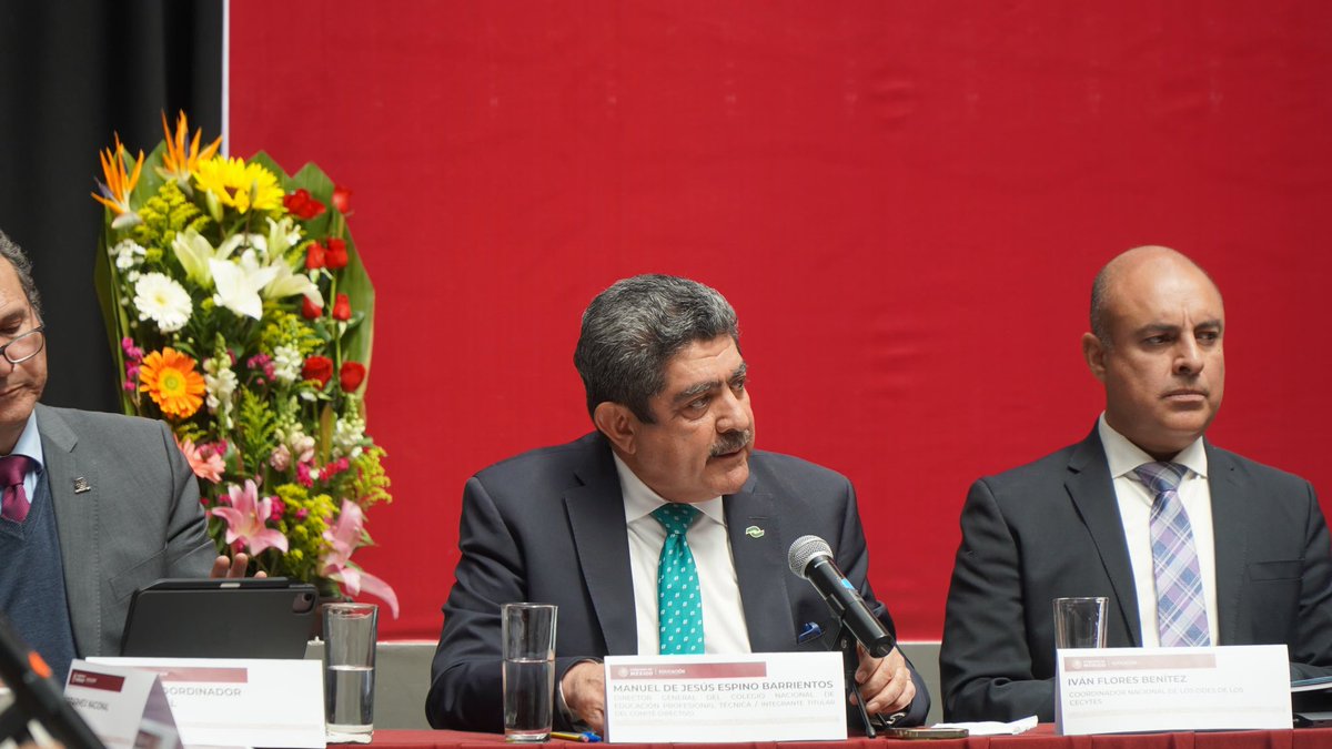 CONALEP_Mex's tweet photo. El director general @ManuelEspino participó en el Primer Foro Empresarial de Educación Dual 2024, donde conversó sobre el Nearshoring, nuestro sólido modelo de educación dual, y estableció lazos con el sector empresarial para fortalecer el desarrollo académico. 💼📚 https://t.co/08YY46bzNg