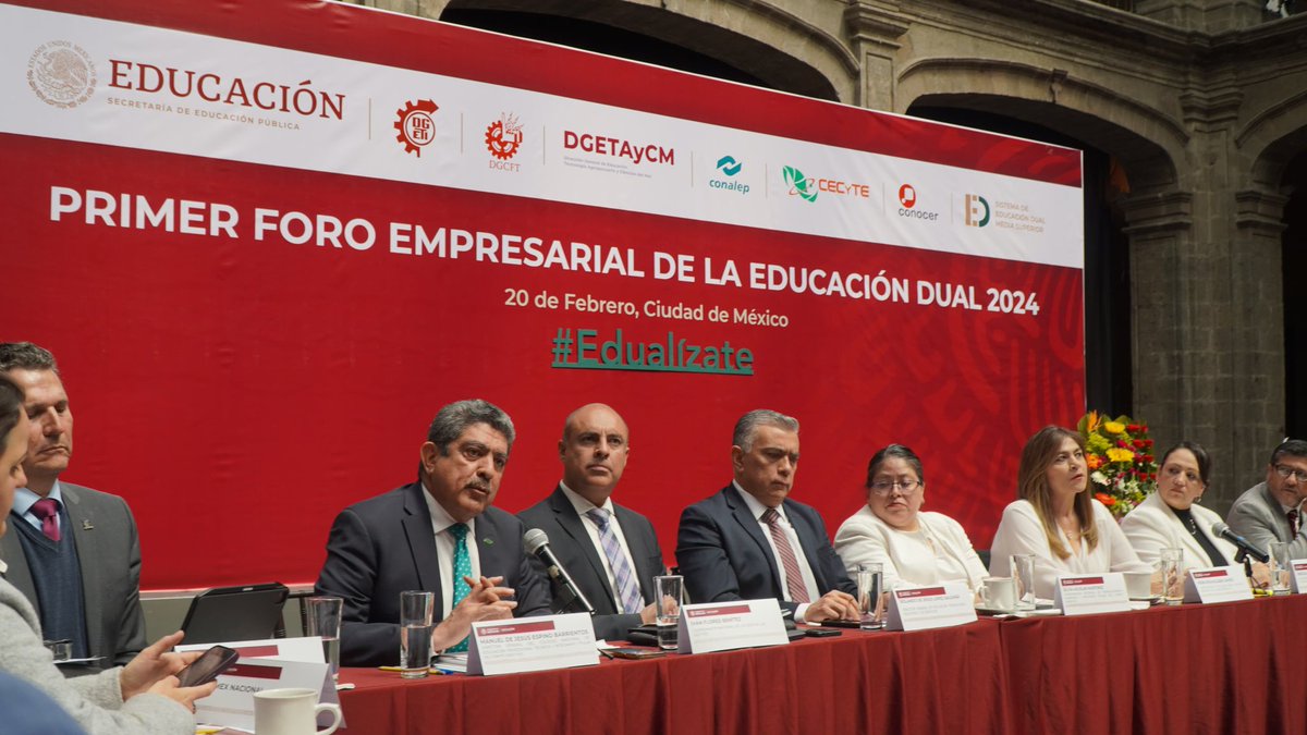 CONALEP_Mex's tweet photo. El director general @ManuelEspino participó en el Primer Foro Empresarial de Educación Dual 2024, donde conversó sobre el Nearshoring, nuestro sólido modelo de educación dual, y estableció lazos con el sector empresarial para fortalecer el desarrollo académico. 💼📚 https://t.co/08YY46bzNg