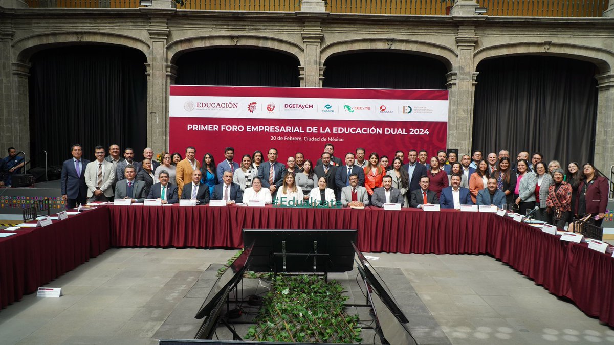 CONALEP_Mex's tweet photo. El director general @ManuelEspino participó en el Primer Foro Empresarial de Educación Dual 2024, donde conversó sobre el Nearshoring, nuestro sólido modelo de educación dual, y estableció lazos con el sector empresarial para fortalecer el desarrollo académico. 💼📚 https://t.co/08YY46bzNg