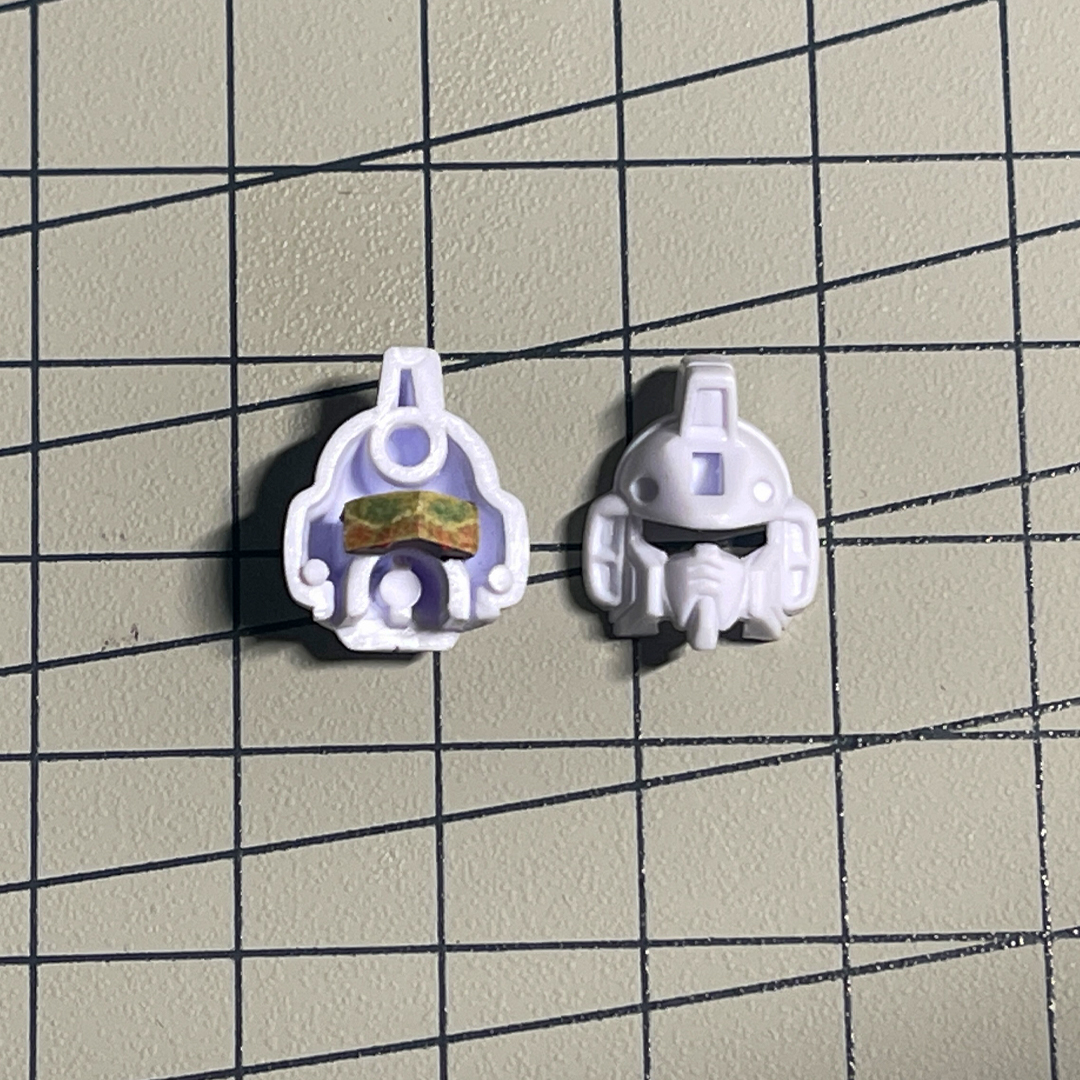 VENTO_Original's tweet photo. #機動戦士Vガンダム #VictoryGundam #機動戰士V高達 
#機動戰士V鋼彈 #机动战士V高达 #hggundam #hgvictorygundam #144victorygundam 頭部這邊我選擇先噴塗滲線再遮蓋住眼睛給眼袋上消光，最後再做前後合的無縫再噴塗。在無縫前最好沿著眼袋的刻線用筆刀輕輕切一遍遮蓋帶，就可以在完成後一片片的撕下 https://t.co/eFbfYs1xAN