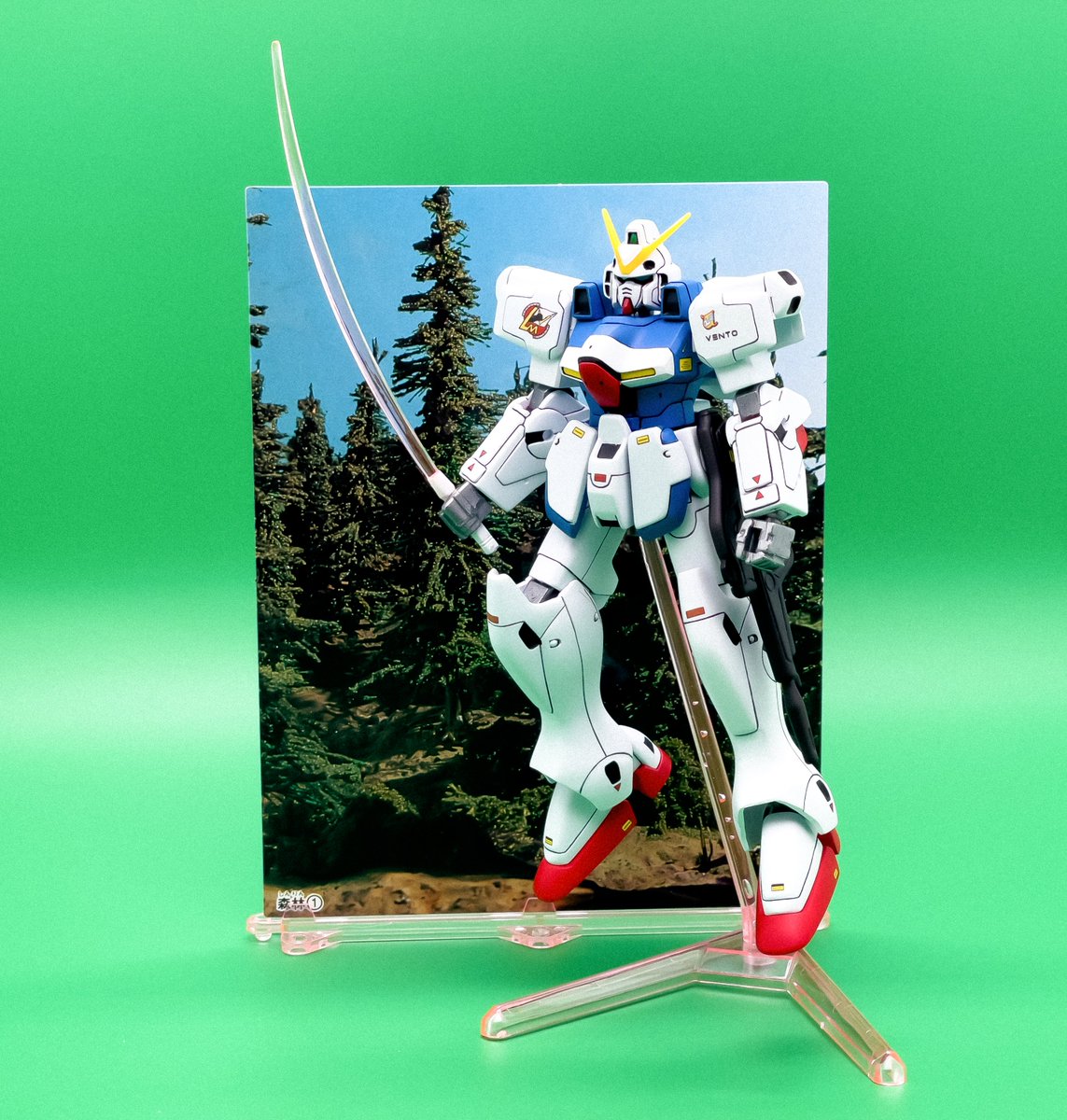 VENTO_Original's tweet photo. #機動���士Vガンダム #VictoryGundam #機動戰士V高達 
#機動戰士V鋼彈 #机动战士V高达 #hggundam #hgvictorygundam #144victorygundam 另外本系列每一款都附贈一張背景卡，並且支架設有卡槽用來安置卡片，以這種形式擺進櫃子裡和平常站屍相比可以提升一定的觀賞度，如果能湊齊一套並列擺放效果會更好。 https://t.co/vh0PU4PQla