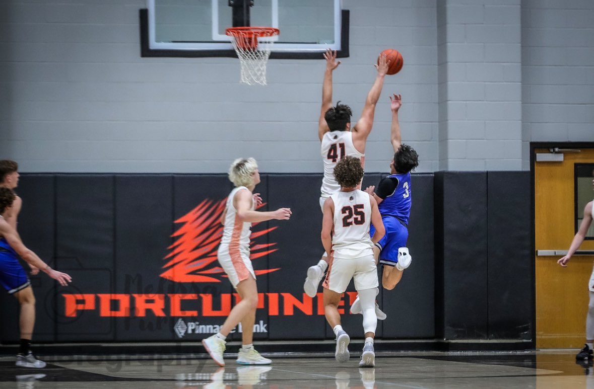 MissyCastro44's tweet photo. Good Luck to my boy tonight!! 
Playoffs 🧡🏀🖤 @CastroKelby44 https://t.co/W9iM9CZTwA