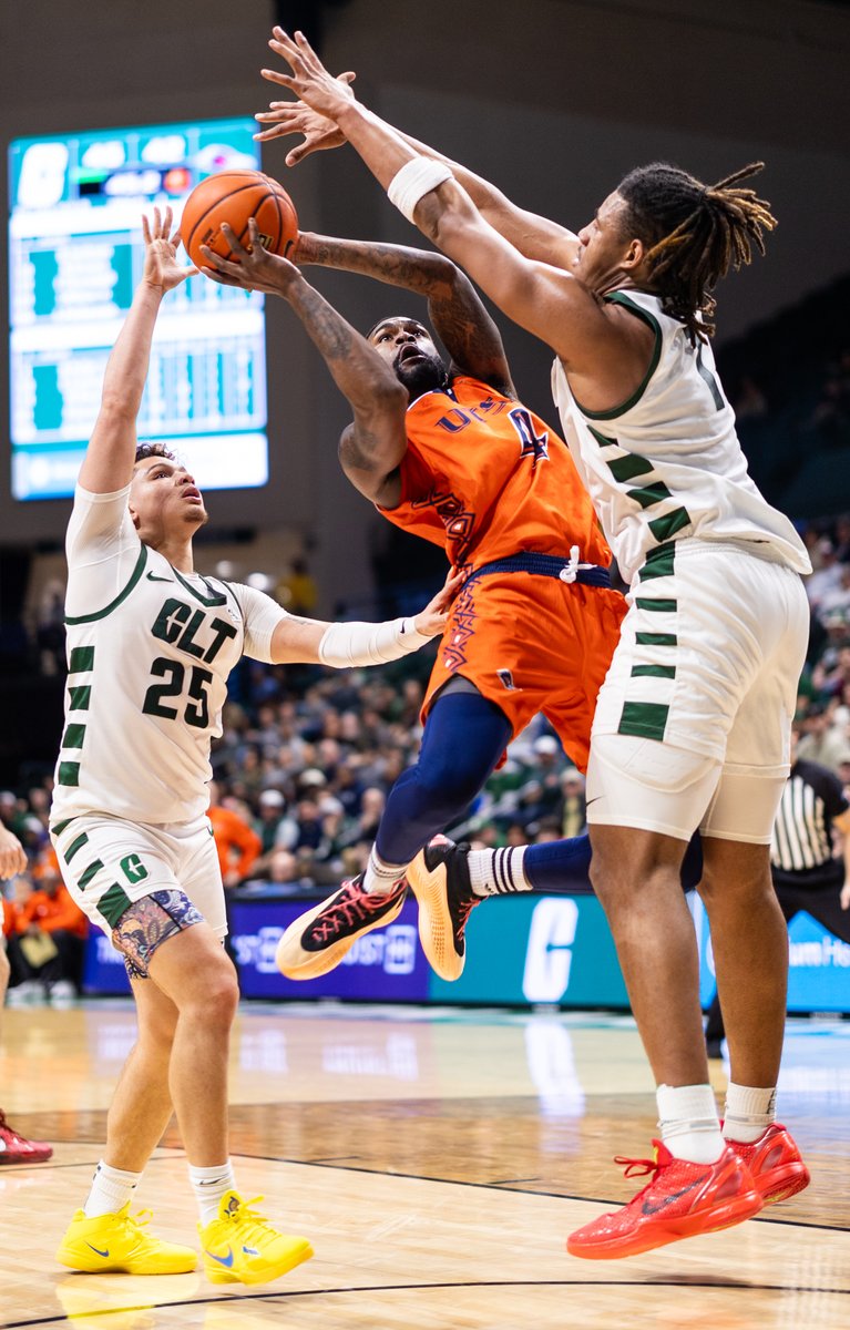 langstonwertzjr's tweet photo. The Charlotte 49ers have a monster road game at Memphis Wednesday night at 8 (ESPN+).

A quick look at the matchup:

RECORDS: Charlotte (17-8, 11-2 AAC, 2nd in league); Memphis (18-8, 7-6, T-5th)

SCOUTING MEMPHIS: Back in mid-January, Memphis was 15-2 and ranked as high as No. 10 in the nation. Since then, Penny Hardaway's team is 3-6. Memphis was blown out 106-79 by SMU Sunday. SMU (19-7, 10-3 is still fighting for a league title). 

Memphis star David Jones averages 22 points per game, good for No. 6 nationally. He's shooting a AAC-best 40 percent from 3... Memphis is 10-2 at home and trying to secure its six straight 20-win season and its third straight trip to the NCAA Tournament.

SCOUTING CHARLOTTE: The Niners have won 11 of their last 12 games and are just two league wins away from tying a 26-year-old program record for conference wins in a season. 

Charlotte beat UTSA and Wichita State at home last week, not trailing in either game. Charlotte has trailed for just 29 seconds in its previous four home games. 

Point guard Lu'Cye Patterson has scored in double figures in each of his past nine games. He had four 20-point performances in that run. He made the AAC Honor Roll on Monday after averaging 18 points on 55.6 percent shooting in two games last week.

QUICKLY
👉This is the first meeting between Charlotte and Memphis in 13 years and the 15th all time. The Niners are 6-8 all-time against the Tigers.
👉Charlotte is 14-1 in games where 6-10 post Dishon Jackson plays at least 25 minutes. When he doesn't, Charlotte is 2-7.
👉Memphis and Charlotte were both members of Conference USA from 1995-2005. Charlotte rejoined the league in 2013, but Memphis had moved up to the AAC.
👉Charlotte continues its road trip Saturday night at Tulsa. That game will tip off at 8 p.m on ESPNU. Charlotte beat Tulsa 84-76 at home Jan. 10.

@Charlotte49ers l #GoldStandard l @CharlotteMBB