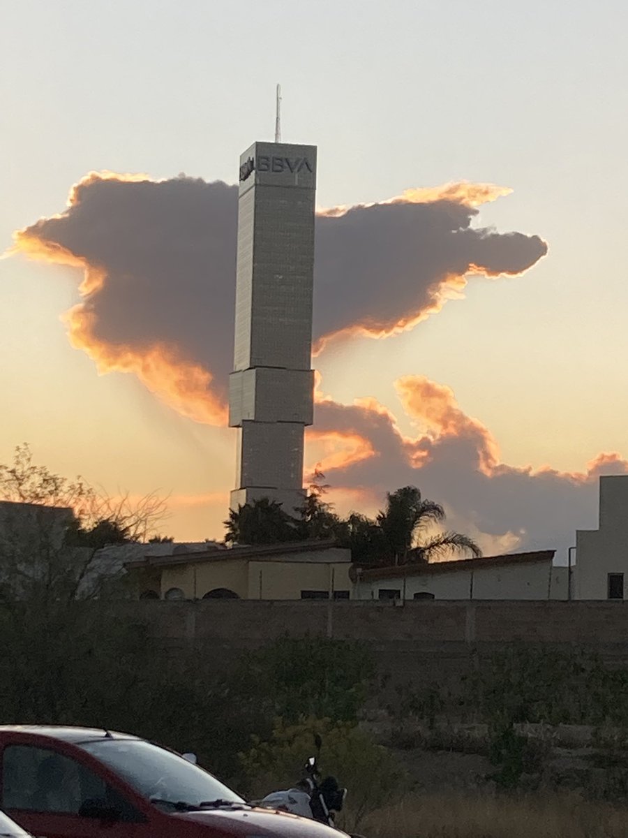 IvanMercadoNews's tweet photo. Salgo de las instalaciones de @Imagen_Puebla y me encuentro con esta postal!

De que le ven forma??? https://t.co/ICzvcmr05j