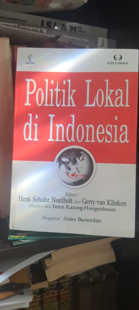e81n's tweet photo. @AlissaWahid Buku ini keren. Bahas politik lokal Indonesai. https://t.co/SVWGhPgqXI