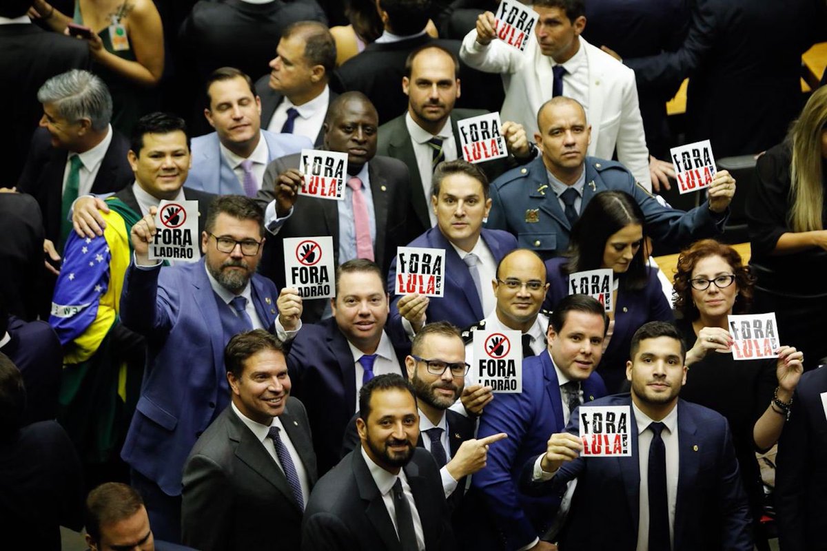 BolsonaroSP's tweet photo. O "super" pedido de impeachment de Bolsonaro havia chegado a 124 deputados consignados.

O atual pedido contra Lula ultrapassa essa barreira e chega agora a 125 deputados assinando e torna-se o maior da história da Câmara. https://t.co/FBIQrDgQug