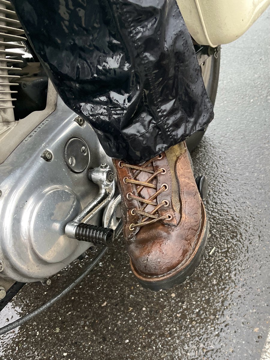 KandH_seat's tweet image. 雨の日はダナーライト。 
と言うか、このブーツ雨の日にしか履いていない。

もはや長靴と思ってる。

一泊二日の全日雨ツーリングでも浸水することは無かったしGORE TEX最強。

バイク乗りにもお勧めです。ｳｴﾔﾏ

#Danner
