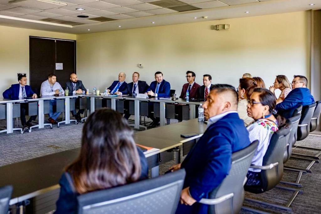 CrisFloresSV's tweet photo. Este grupo norteamericano que está incorpora diferentes firmas empresariales de Estados Unidos y México, abarca sectores de inversión como tecnología, turismo, inmuebles, logística, agroindustria, alimentos, entre otros.🇺🇸🤝🏻🇸🇻🤝🏻🇲🇽 https://t.co/lNvpG2XtMj