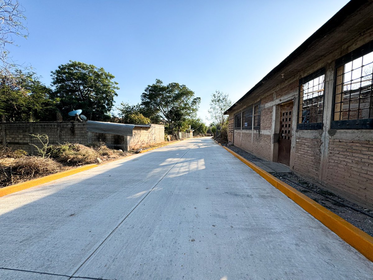 DavidGamaP's tweet photo. 🎉Inauguramos la Pavimentación con Concreto Hidráulico de más de 200m lineales del Acceso Principal de la Col. Francisco Villa, con lo que beneficiamos directamente en el tránsito y acceso de este asentamiento así como de las colonias aledañas.
#UnidosGanamos #IgualaSePoneGuapa https://t.co/i0u4xCXYEZ