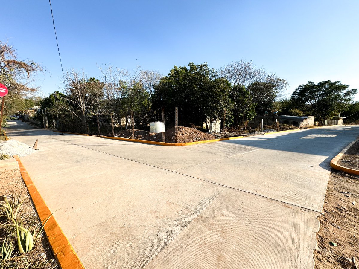DavidGamaP's tweet photo. 🎉Inauguramos la Pavimentación con Concreto Hidráulico de más de 200m lineales del Acceso Principal de la Col. Francisco Villa, con lo que beneficiamos directamente en el tránsito y acceso de este asentamiento así como de las colonias aledañas.
#UnidosGanamos #IgualaSePoneGuapa https://t.co/i0u4xCXYEZ