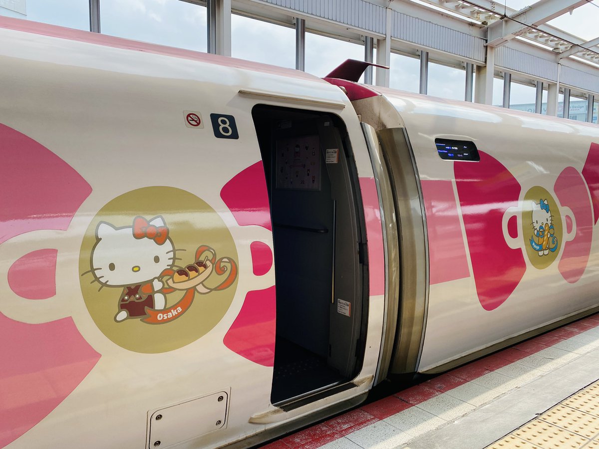 isomorphismay's tweet photo. Tren bala de Hello Kitty 💖 Hello Kitty bullet train 🐱 キティちゃんの新幹線、初めて見た✨ https://t.co/Jm1jXVWZEh