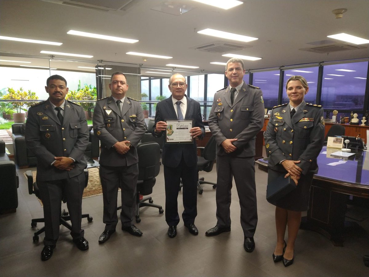 Ocorreu hoje, em meu gabinete, a entrega oficial da Medalha Homens do Mato, com a qual fui agraciado em setembro de 2023. Agradeço à Polícia Militar do Estado do Mato Grosso pelo honroso reconhecimento e registro a minha grande satisfação em receber a maior honraria dessa