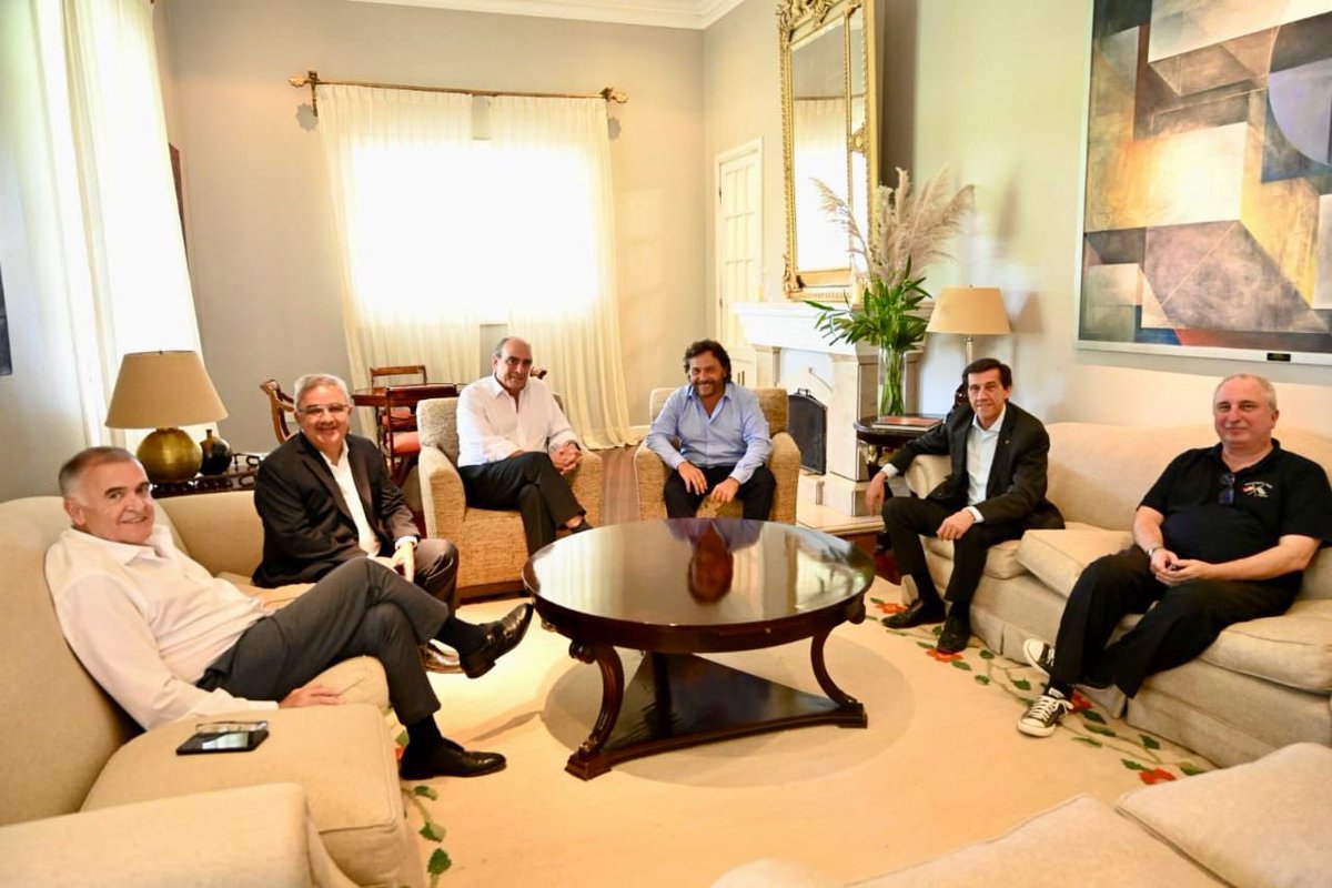 El diálogo siempre es el camino. Junto a los gobernadores <a href="/GustavoSaenzOK/">Gustavo Sáenz</a> de Salta, <a href="/passalacquaok/">Hugo Passalacqua</a> de Misiones, y <a href="/OsvaldoJaldo/">Osvaldo Jaldo</a> de Tucumán, nos reunimos con el ministro del Interior de la Nación, Guillermo Francos, y conversamos sobre la actualidad que estamos viviendo como país