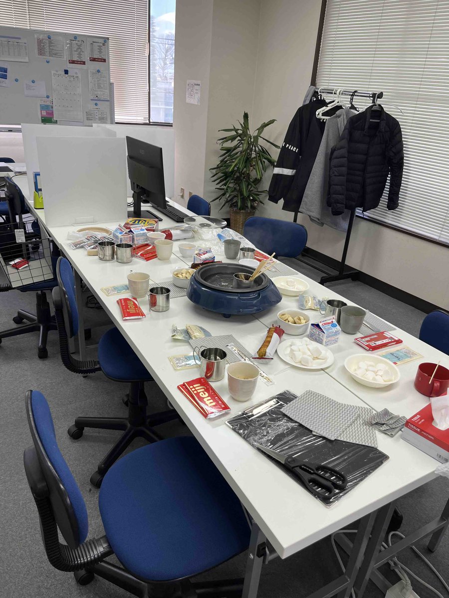 dreammarlin's tweet photo. 先日、マーリンにてバレンタインイベントとしてチョコレートフォンデュを開催しました！
最初は溶かすのに苦労していた利用者さんも、上手に溶かすことができました✨

＃ドリームマーリン
＃就労移行支援
＃就労移行
＃就労継続支援
＃A型事業所 https://t.co/ifAxYDFRKQ