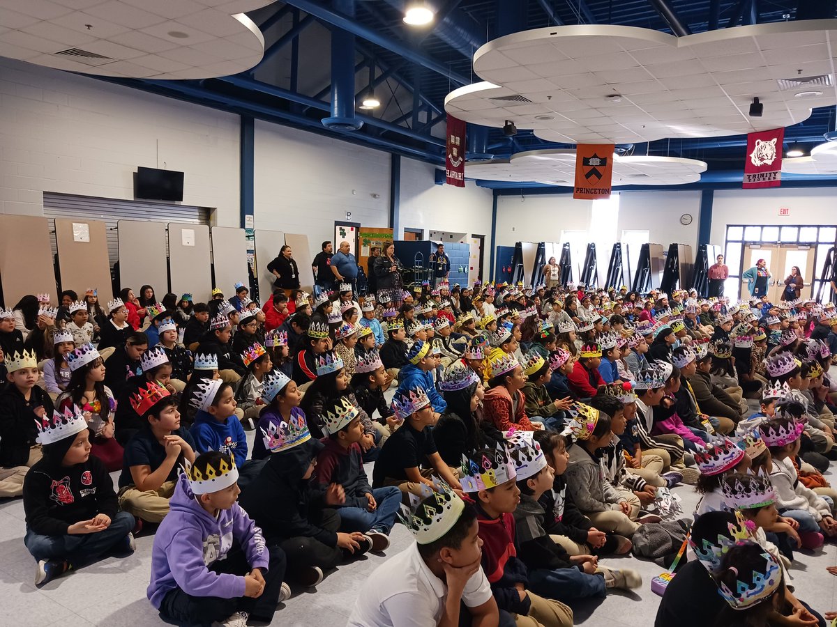 MsSamisArtClass's tweet photo. The day that my kiddos and I have been waiting for! @ReyFeo75 and his royal court in the house @RooseveltDLA ! I'm very proud of my students. They worked hard and extensively on their crowns in my art room. I'm proud I was able to deliver for this very special occasion. https://t.co/SlL8NNryFB