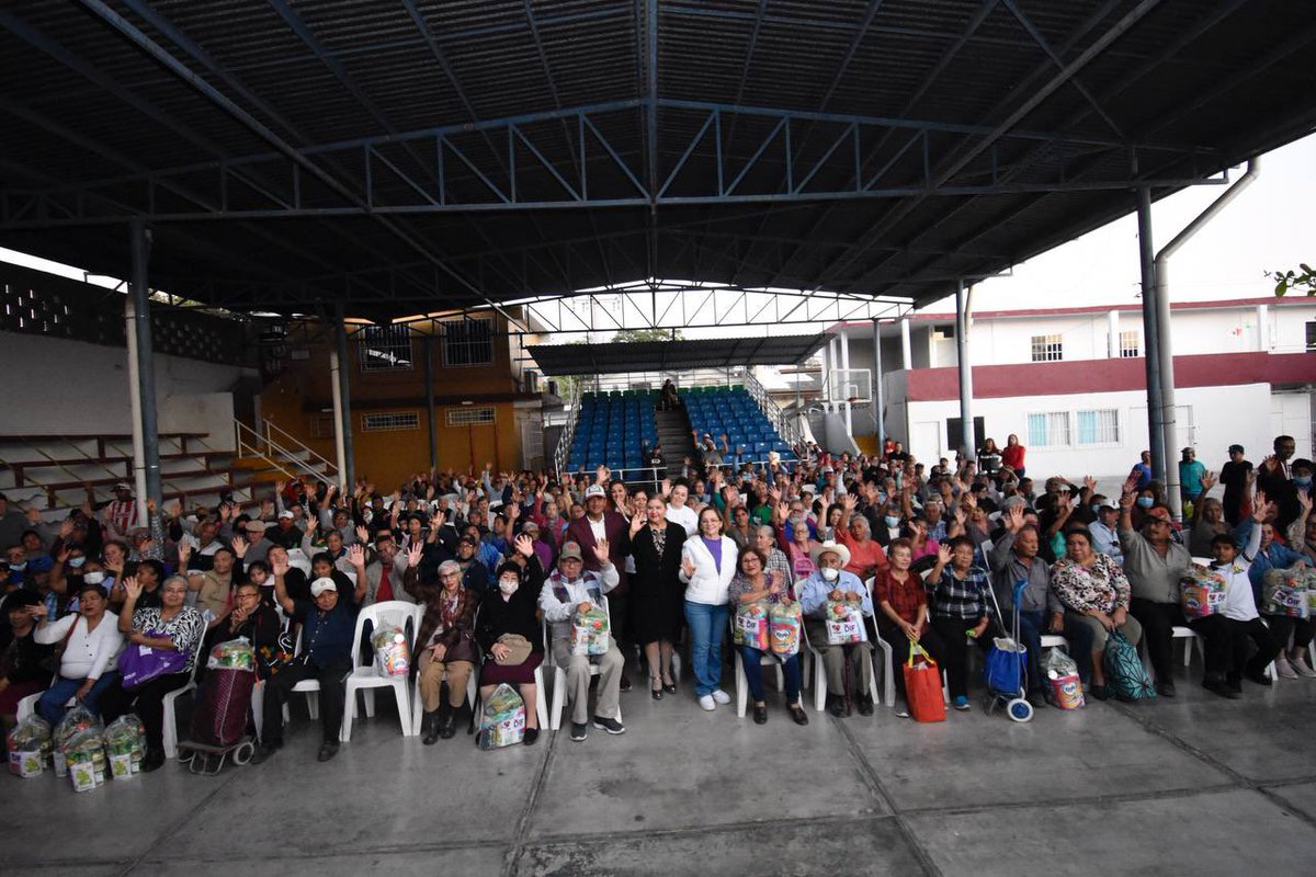 DifAltamira4T's tweet photo. Arrancamos la semana dándole continuidad al recorrido de entrega de apoyos alimenticios de primera calidad por parte del programa Adulto Activo, beneficiando a las colonias, entregando un total de 90,371 paquetes alimenticios en 27 meses de administración. 👵🏻👴🏻✨ https://t.co/2pZBWJsxza