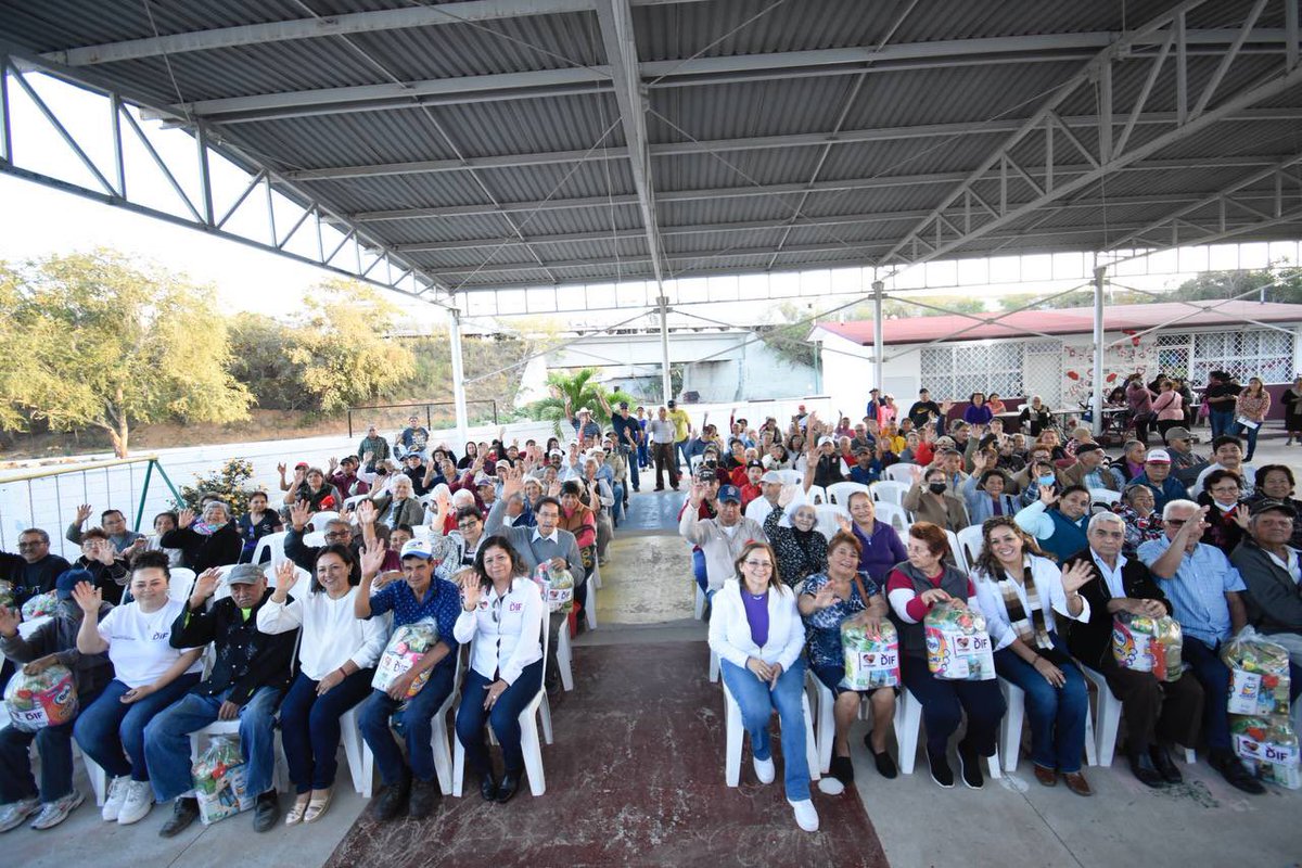 DifAltamira4T's tweet photo. Arrancamos la semana dándole continuidad al recorrido de entrega de apoyos alimenticios de primera calidad por parte del programa Adulto Activo, beneficiando a las colonias, entregando un total de 90,371 paquetes alimenticios en 27 meses de administración. 👵🏻👴🏻✨ https://t.co/2pZBWJsxza
