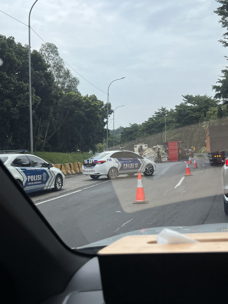 arganhasta's tweet photo. keluar Tol Kalihurip sebelum masuk ke cikampek arah Jakarta ada Truk terguling menyebabkan macet  @PRFMnews @RadioElshinta @PTJASAMARGA https://t.co/mKVWOox0uZ