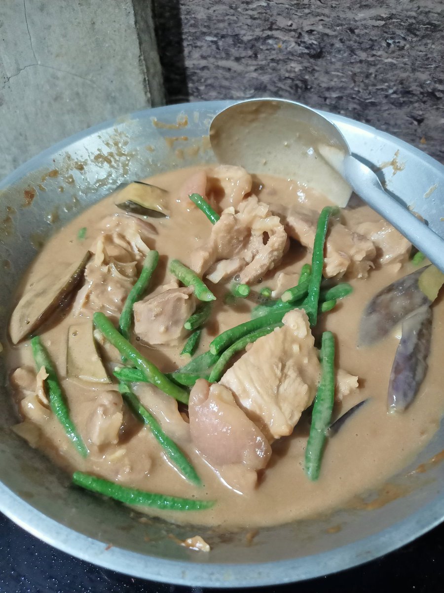 credequilla's tweet photo. Tingala ko gapanimaho og bagoong 🙈🥰 

Mama ni vern: ay naa diay ka dri? Kaon na, pag balon sad  ana. Gidaghan nakog luto kay muingon jud na si vernie nga hatdan ka niya og karekare.

pano ko maka diet ani man hihihi🥰 https://t.co/LjSPSoK2Fh