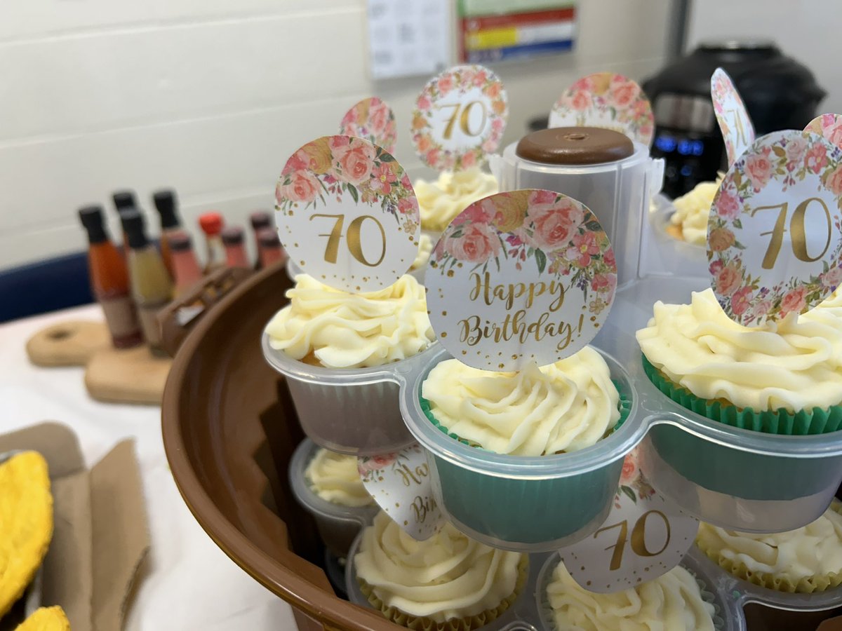 WRDSB_mendoza's tweet photo. We be jammin today !! Happy Birthday Aneita !!! You are an incredible person, mother, grandmother, educator and most importantly, you are a kind, hard working and an integral part of our school community. Happy happy birthday 🥳 https://t.co/8jTjKtuiS6