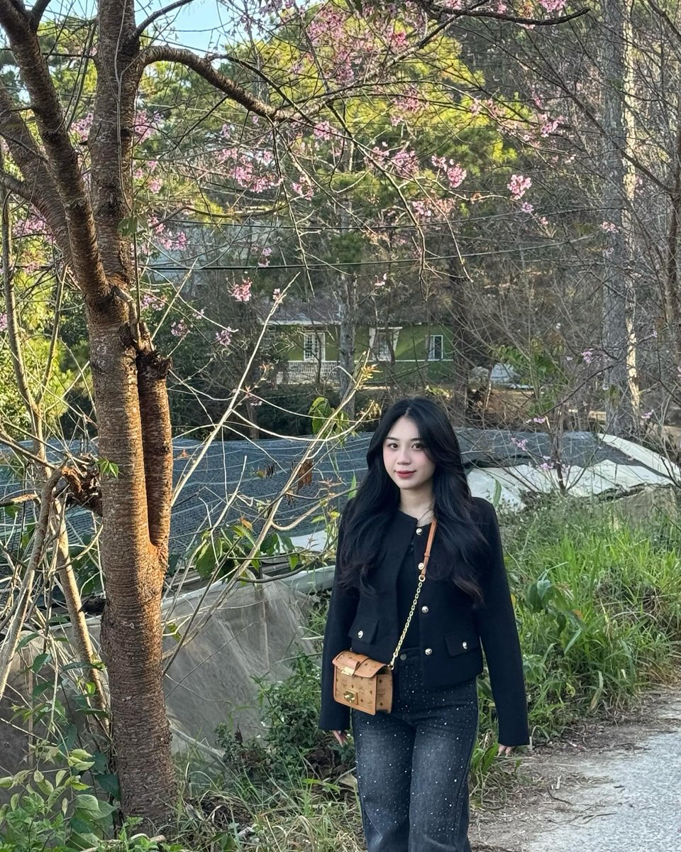 Chờ tin nhắn từ cậu, chắc hết mẹ cái thanh xuân.