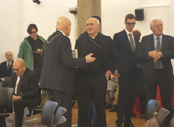 GranLogiaEspana's tweet photo. Por primera vez, aparece la propuesta de una mesa de diálogo permanente entre la iglesia y la masonería para un debate útil. Una idea surgida en una conferencia histórica donde participaron el Gran Maestro del @GrandeOrienteit y el Mario Delpini, Arzobispo de Milán. #GLE https://t.co/xggFsLw4cG