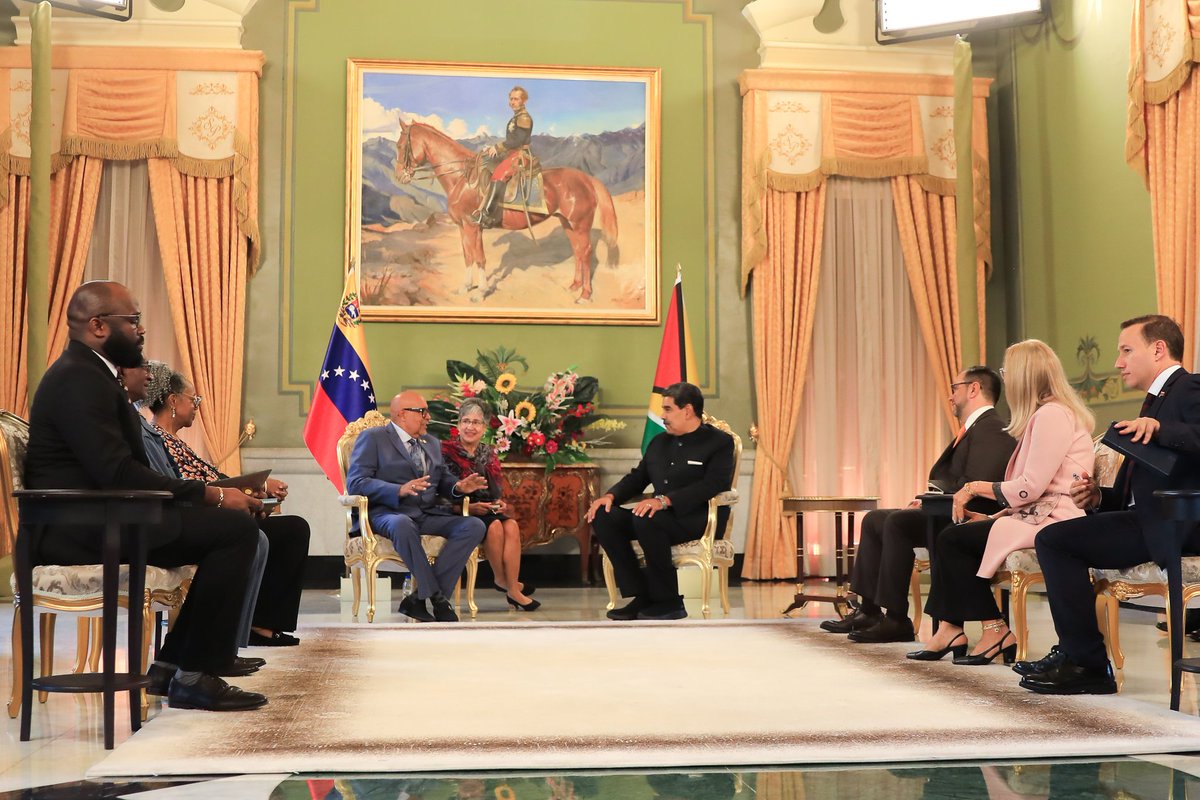 NicolasMaduro's tweet photo. Richard Van West - Charles me entregó sus cartas credenciales como Embajador designado de la República Cooperativa de Guyana ante la República Bolivariana de Venezuela. El diálogo, la conversación sincera, la concordia y la Paz es el camino de nuestros pueblos. https://t.co/dkuONnw1A4