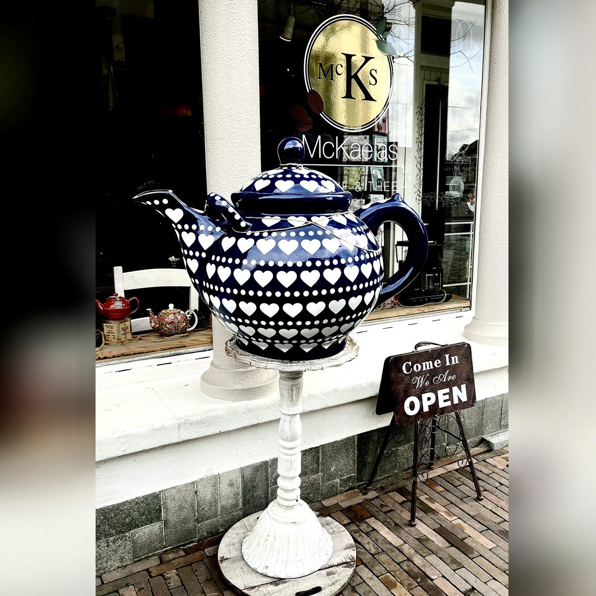 AnnBruen's tweet image. McKaela's Koffee + Thee Speciaalzaak, Sittard, The Netherlands

#shopfronts #teapots