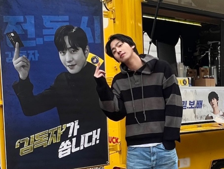 ╭ ◜◝ ͡ ◜◝ ͡  ◜◝ ╮
  　 컵홀더 하나만
   주시겠어요...?
       ✨️ 짠 ✨️
╰ ◟◞ ͜  ◟ ͜   ◟◞ ╯
                     O
                         °.