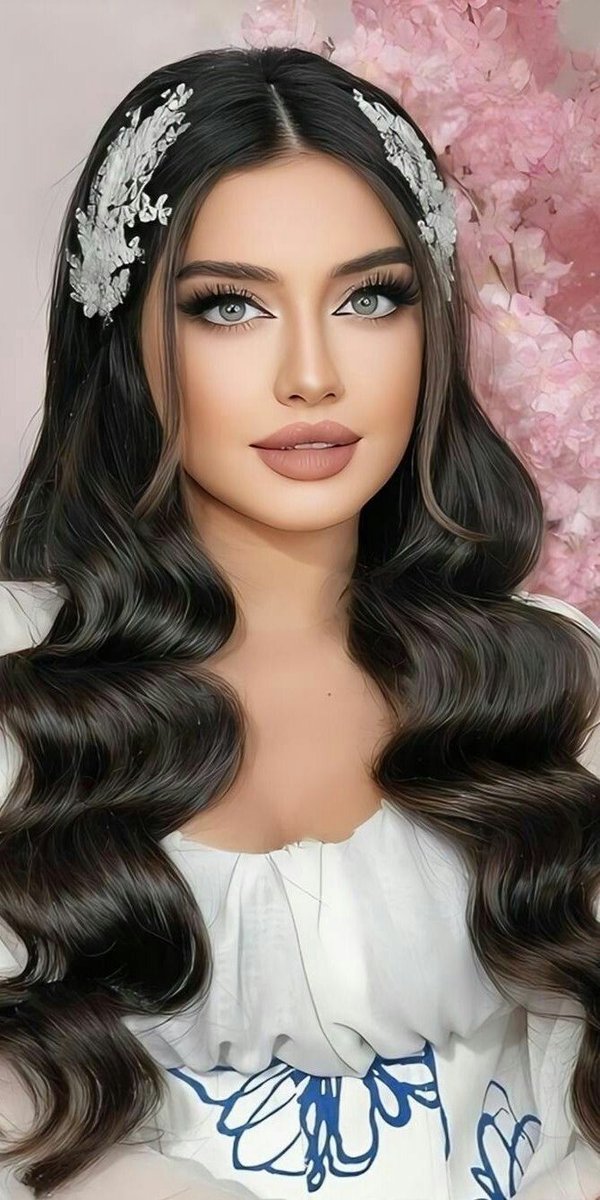 يام العيون الدعج  والمبسم  التوت
وغمازةٍ  بالخد.  الايمن .....وشامه 

تاخذ وصوف الريم والخصر منحوت
غروً  غزى. قلبي  وحط .... العلامه 

لاسلهمت... بعيونها   ترسل.. الموت
ماله  شبيهٍ .. ف امهات ... اللثامه 

يطغى على منطوقها بحة . الصوت 
في .. حبها ... لاتلحقوني .. ملامه