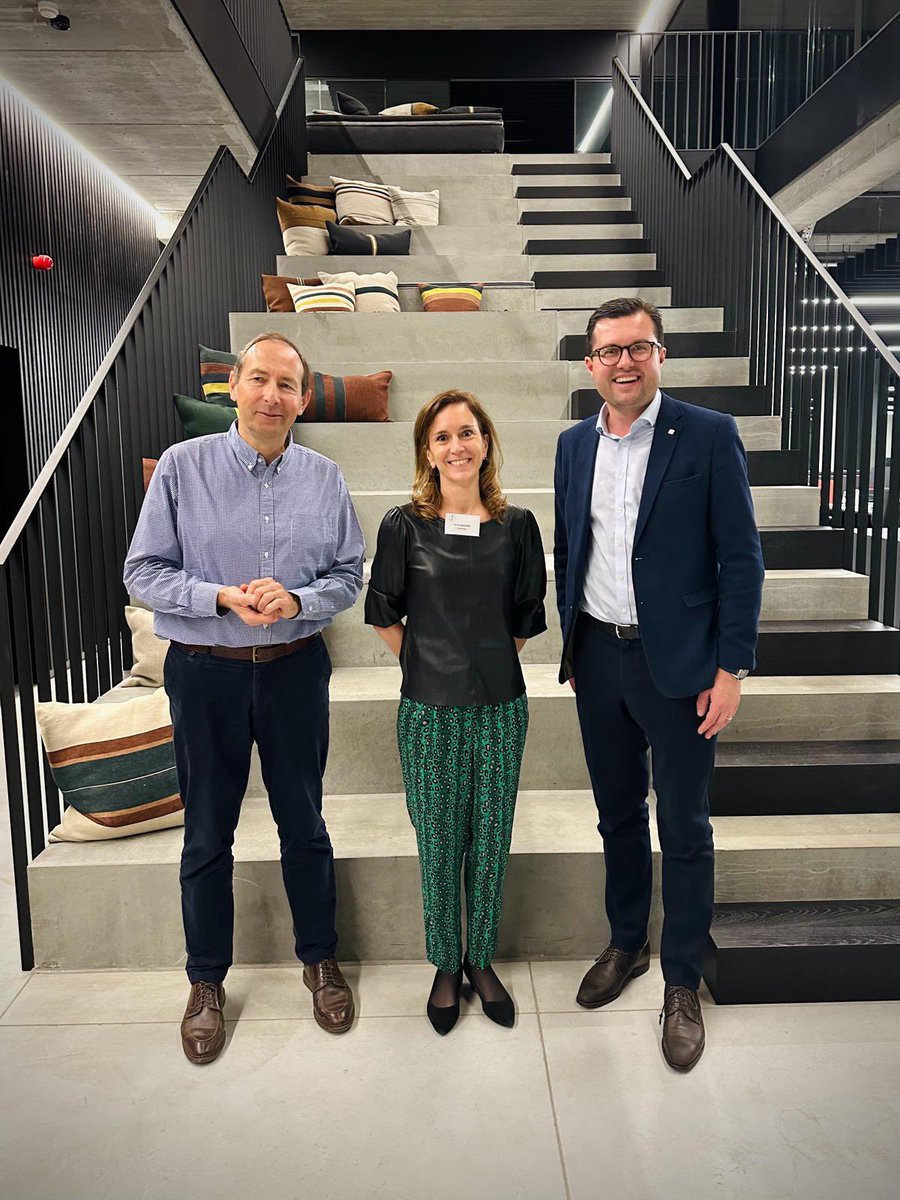 JasperPillen's tweet photo. Te gast bij Libeco in #Meulebeke. Familiebedrijf dat Belgisch linnen van topkwaliteit maakt, dat zowel in eigen afgewerkte producten als in tal van andere afgewerkte producten (meubels, huishoudlinnen, …) van topmerken terug te vinden is. (1/2) #MadeInWVL #100bezoeken https://t.co/8Dc2aoKfAk