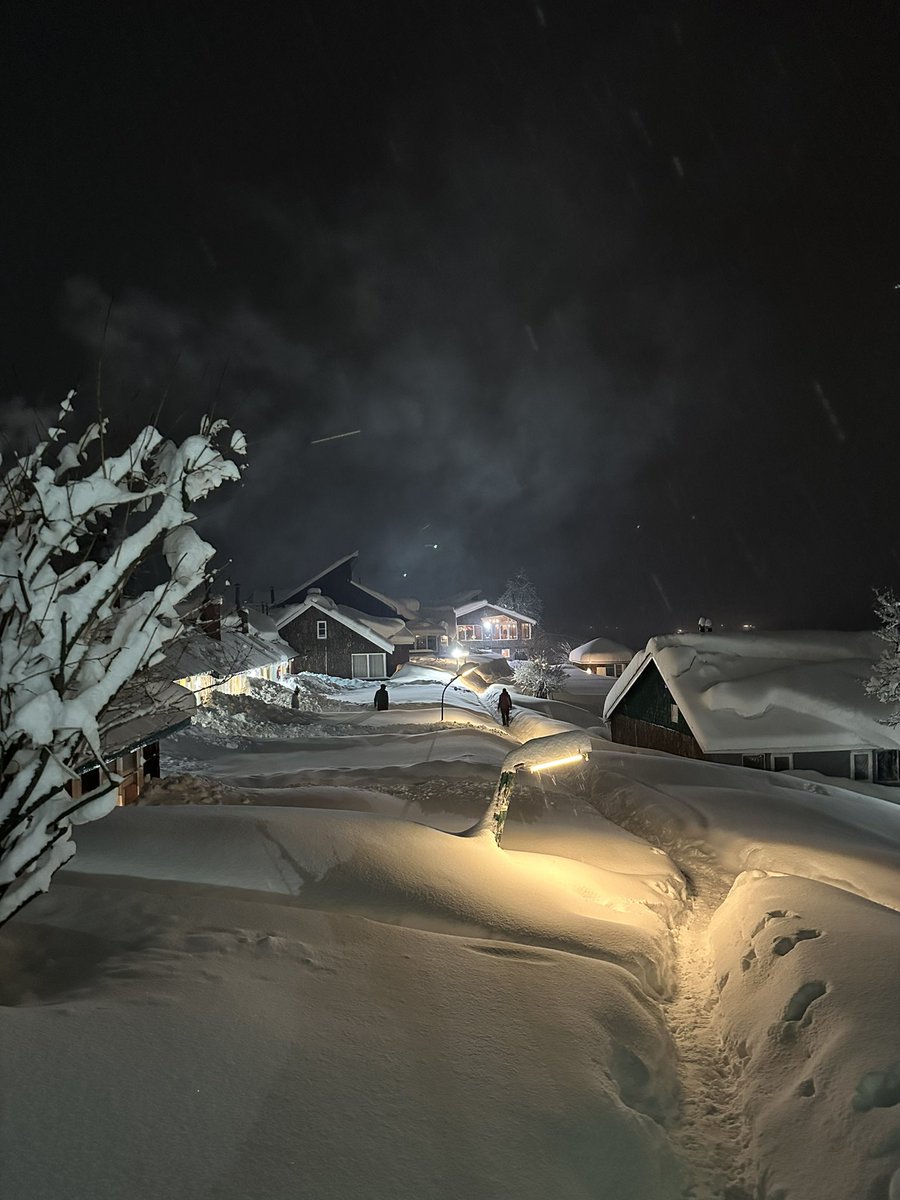 OmarAbdullah's tweet image. Nothing like a late evening walk in Gulmarg. It’s as beautiful after sunset as it is during the day.