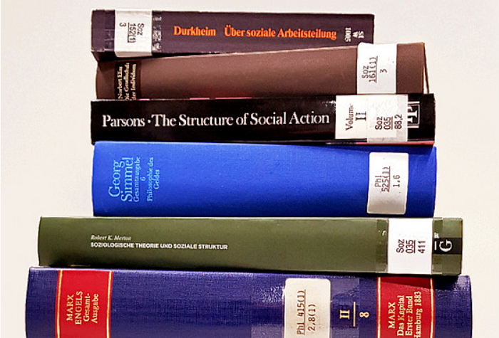 Soziopolis's tweet photo. Zu alt, zu weiß, zu männlich? Unser jüngstes Dossier diskutiert die Notwendigkeit eines (neuen) Kanons für die Soziologie. Mit Debattenbeiträgen von @NicHolzhauser, Felicitas Heßelmann und Dirk Kaesler.

https://t.co/xB788zMqxY https://t.co/z9kx8bCKJB