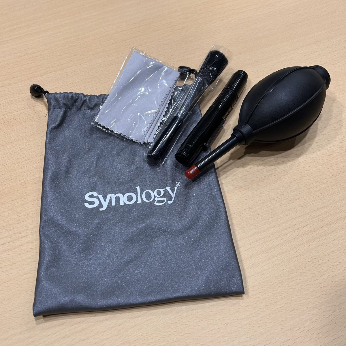 プレゼントのビジュアル公開✨

特定のセッションでは、カメラマンのお供にぴったりなSynologyロゴポーチ入りカメラクリーナーキットを先着30名様にプレゼントいたします🎁

持ち運びにも便利なサイズ感です🙆‍♀️撮影の際はぜひ一緒に持ち歩いてくださいね☺️